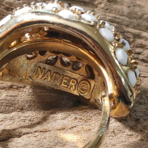 Napier Ring White Cabochons Size 7 Vintage MCM Gold Tone Retro Statement Jewelry - Picture 4 of 15